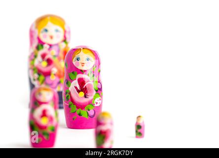 Poupées russes Matryoshka dans différentes tailles. Matryoshka traditionnel placé dans une rangée. Ensemble de jouets en bois sur fond blanc. Banque D'Images