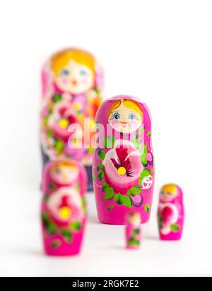 Poupées russes Matryoshka dans différentes tailles. Matryoshka traditionnel placé dans une rangée. Ensemble de jouets en bois sur fond blanc. Banque D'Images