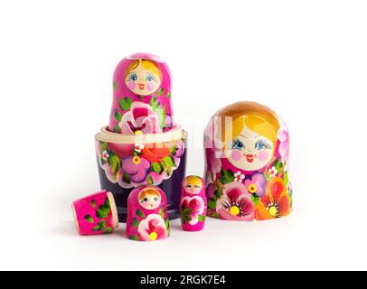 Poupées russes Matryoshka dans différentes tailles. Matryoshka traditionnel placé dans une rangée. Ensemble de jouets en bois sur fond blanc. Banque D'Images