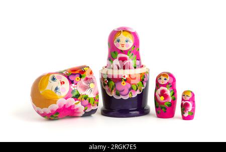 Poupées russes Matryoshka dans différentes tailles. Matryoshka traditionnel placé dans une rangée. Ensemble de jouets en bois sur fond blanc. Banque D'Images