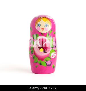 Poupées russes Matryoshka dans différentes tailles. Matryoshka traditionnel placé dans une rangée. Ensemble de jouets en bois sur fond blanc. Banque D'Images