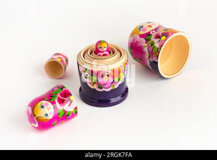 Poupées russes Matryoshka dans différentes tailles. Matryoshka traditionnel placé dans une rangée. Ensemble de jouets en bois sur fond blanc. Banque D'Images