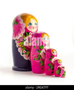 Poupées russes Matryoshka dans différentes tailles. Matryoshka traditionnel placé dans une rangée. Ensemble de jouets en bois sur fond blanc. Banque D'Images