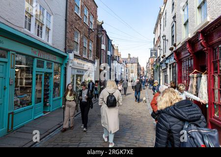 Church Street, Whitby Town, Yorkshire, Royaume-Uni, Angleterre, Whitby, North Yorkshire, ville, magasins, shopping, rue, route, rue de l'église Whitby, magasins Whitby, Banque D'Images