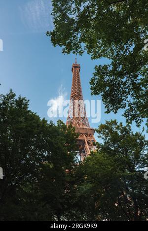 Tour Eiffel à travers la verdure en été Banque D'Images