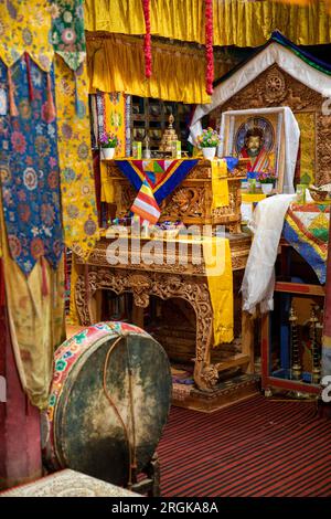 Inde, Ladakh, Zanskar, monastère de Bardan, salle de prière principale intérieur, chaise de l’abbé Banque D'Images