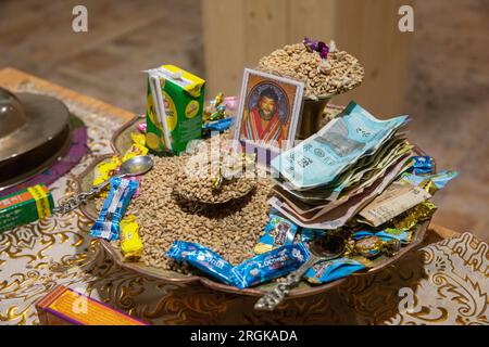 Inde, Ladakh, Zanskar, monastère de la secte Bardan Dogpa/Kargyud, petite prière Ha ; table de l’abbé, objets rituels Banque D'Images