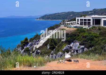 Kassandra, Grèce - 08 juin 2023 : aire de repos et point d'observation Pavillon avec amphore et spa thermal Agia Paraskevi surplombant la mer Égée nea Banque D'Images