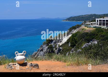 Kassandra, Grèce - 08 juin 2023 : aire de repos et point d'observation Pavillon avec amphore et spa thermal Agia Paraskevi surplombant la mer Égée nea Banque D'Images