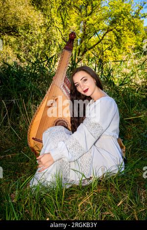 Jeune femme ukrainienne dans une robe blanche et avec des cheveux fluides Banque D'Images