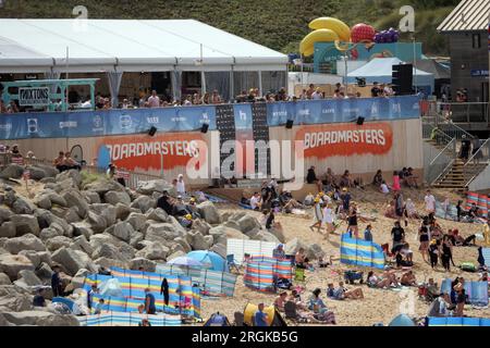 Boardmasters Festival de musique, concours de surf féminin de moins de 18 ans. La plage de Fistral est le lieu de la partie concours de surf du festival. Soleil et nuage Un record de 53 000 fans sont pour la plupart ici maintenant. Les sponsors incluent Coca Cola, Thatchers cidre, Lidl, Brewdog, Jagermeister, les artistes incluent Liam Gallagher, Florence et la machine, Ben Howard, Little sims, Rudimental et Dermot Kennedy. Newquay, Cornwall, Royaume-Uni. 10 août 2023. Robert Taylor/Alamy Live News Banque D'Images