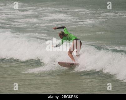 Boardmasters Festival de musique, concours de surf féminin de moins de 18 ans. La plage de Fistral est le lieu de la partie concours de surf du festival. Soleil et nuage Un record de 53 000 fans sont pour la plupart ici maintenant. Les sponsors incluent Coca Cola, Thatchers cidre, Lidl, Brewdog, Jagermeister, les artistes incluent Liam Gallagher, Florence et la machine, Ben Howard, Little sims, Rudimental et Dermot Kennedy. Newquay, Cornwall, Royaume-Uni. 10 août 2023. Robert Taylor/Alamy Live News Banque D'Images