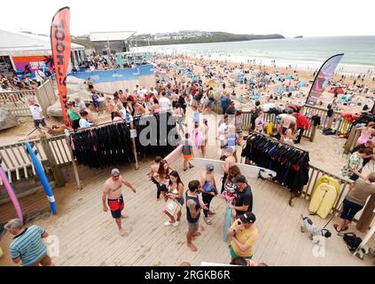 Boardmasters Festival de musique, concours de surf féminin de moins de 18 ans. La plage de Fistral est le lieu de la partie concours de surf du festival. Soleil et nuage Un record de 53 000 fans sont pour la plupart ici maintenant. Les sponsors incluent Coca Cola, Thatchers cidre, Lidl, Brewdog, Jagermeister, les artistes incluent Liam Gallagher, Florence et la machine, Ben Howard, Little sims, Rudimental et Dermot Kennedy. Newquay, Cornwall, Royaume-Uni. 10 août 2023. Robert Taylor/Alamy Live News Banque D'Images