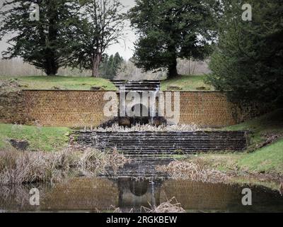 Plan d'eau dans les jardins de l'abbaye de Wroxton, à Wroxton, Oxfordshire Banque D'Images