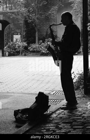 Un musicien New-yorkais qui booste à Central Park. Banque D'Images