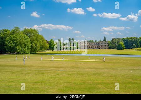 Préparation d'un match de cricket sur le terrain d'Audley End House and Gardens Banque D'Images