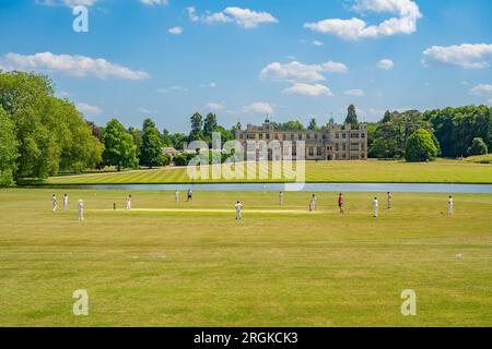 Préparation d'un match de cricket sur le terrain d'Audley End House and Gardens Banque D'Images