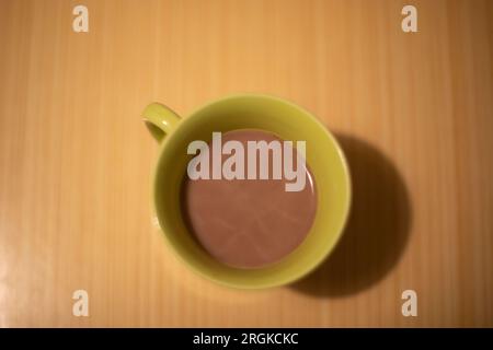 Café sur table. Café au fond du verre. Buvez avec du lait. Détails de la cuisine. Banque D'Images