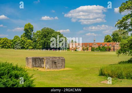 Préparation d'un match de cricket sur le terrain d'Audley End House and Gardens Banque D'Images