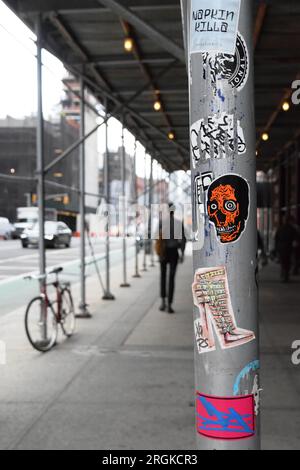 Trottoir de New York, couvert d'échafaudages et de graffitis Banque D'Images