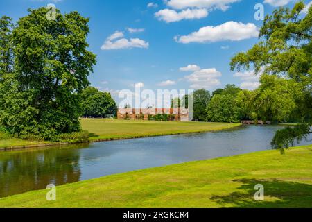 Préparation d'un match de cricket sur le terrain d'Audley End House and Gardens Banque D'Images