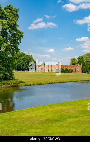 Préparation d'un match de cricket sur le terrain d'Audley End House and Gardens Banque D'Images