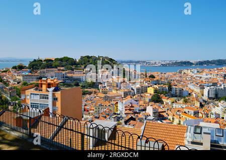 Pittoresque vue panoramique de jour de la ville de Lisbonne, vue depuis le point d'observation. Journée d'été ensoleillée et vue panoramique sur le toit de l'architecture du centre-ville Banque D'Images