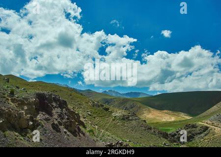 La route vers la ville de Naryn dans l'ouest du Kirghizistan Banque D'Images