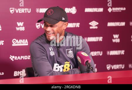 Burnley, Royaume-Uni. 10 août 2023. Vincent Kompany à Burnley v Manchester City Conférence de presse 10 août 2023 à Barnfield Training Ground Credit : Sharon Latham/Burnley FC/Alamy Live News Banque D'Images