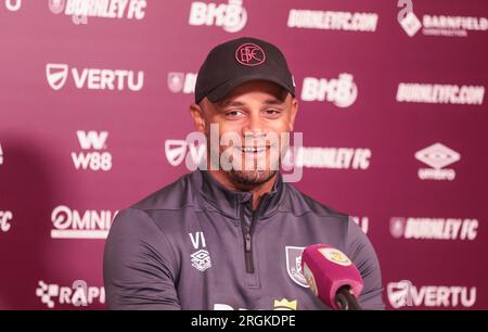 Burnley, Royaume-Uni. 10 août 2023. Vincent Kompany à Burnley v Manchester City Conférence de presse 10 août 2023 à Barnfield Training Ground Credit : Sharon Latham/Burnley FC/Alamy Live News Banque D'Images