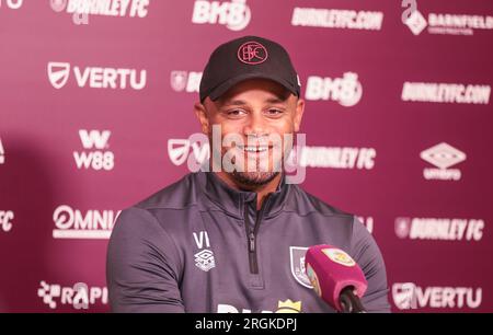 Burnley, Royaume-Uni. 10 août 2023. Vincent Kompany à Burnley v Manchester City Conférence de presse 10 août 2023 à Barnfield Training Ground Credit : Sharon Latham/Burnley FC/Alamy Live News Banque D'Images