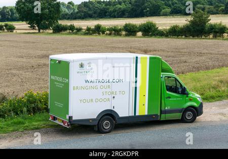 Un camion de livraison Waitrose garé sur une route de campagne tranquille dans la campagne rurale de Norfolk.. Banque D'Images