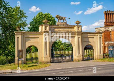 Portes d'accès au parc de Audley End House and Gardens Banque D'Images