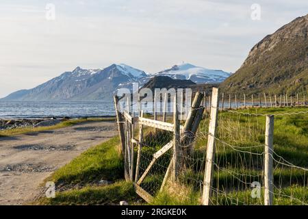 Randonnée sous le soleil de minuit jusqu'à Lyngstuva, le point le plus à l'extérieur de la péninsule de Lyngen. Vue sur la mer et les îles. Lyngen Alps, Norvège du Nord Banque D'Images