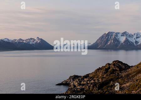 Marchez jusqu'à l'extrémité de la péninsule de Lyngen, Lyngstuva, dans le soleil de minuit Vue sur l'océan et les îles. Lyngen Alps, Norvège du Nord Banque D'Images