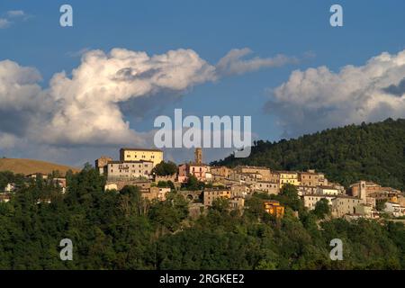 veduta dal basso del paese di Sassocorvaro contro il cielo con nuvole Banque D'Images