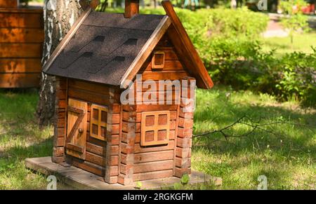 Maison en bois pour enfants dans le parc Banque D'Images