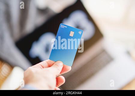 Palma, Baleares, Espagne, 20 novembre 2020 : Femme adulte tenant une carte Paypal avec sa main devant l'ordinateur sur le point de payer un achat Banque D'Images