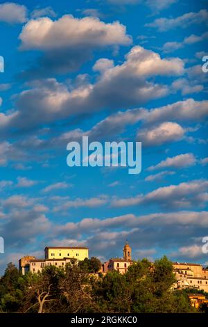 veduta dal basso del paese di Sassocorvaro contro il cielo con nuvole Banque D'Images