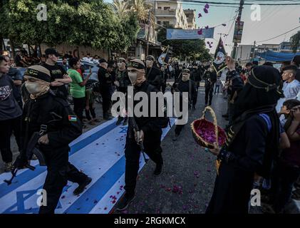 9 août 2023 : Rafah, bande de Gaza, Palestine. 9 août 2023. Des Palestiniens assistent à un défilé militaire des Brigades Al Qods, la branche militaire du Jihad islamique palestinien, dans la ville de Rafah, dans le sud de la bande de Gaza. L'événement a été organisé pour commémorer les membres du Jihad islamique palestinien ciblés par Israël au cours de la dernière année, ainsi que les combattants du JIP tués dans l'opération militaire israélienne dans la bande de Gaza en mai 2023 (crédit image : © Yousef Mohammed/IMAGESLIVE via ZUMA Press Wire) À USAGE ÉDITORIAL UNIQUEMENT! Non destiné à UN USAGE commercial ! Banque D'Images