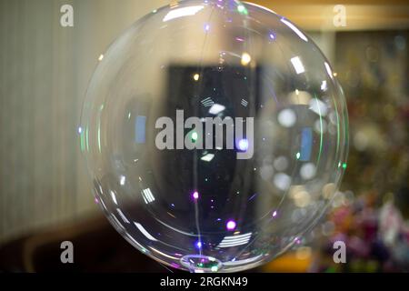 Boule transparente. Jouet pour enfants. Sphère en plastique. Objet rond. Banque D'Images