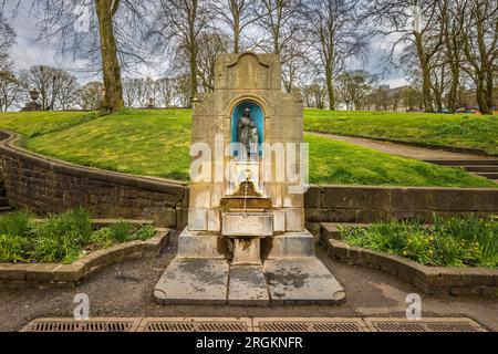 Le puits de St Ann avec les “pistes” en arrière-plan, Buxton, Derbyshire, Angleterre Banque D'Images