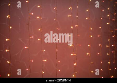 Guirlandes rouges. Petites ampoules. Guirlande lumineuse À LED. Texture Décoration. Banque D'Images
