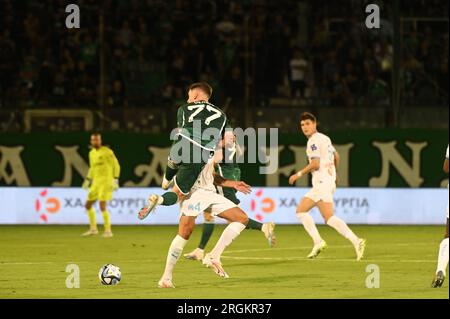 Athènes, Grèce. 09 août 2023. Verbic no 77 de Panathinaikos et Gigot no 4 de Marseille, défie le ballon. (Photo de Dimitrios Karvountzis/Pacific Press/Sipa USA) crédit : SIPA USA/Alamy Live News Banque D'Images