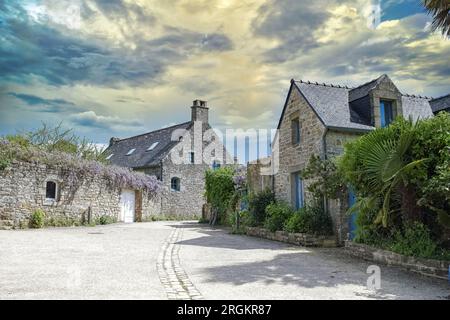 Bretagne, Ile aux Moines dans le golfe du Morbihan, petite rue et belles maisons dans le village Banque D'Images