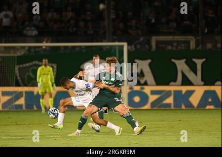 Athènes, Grèce. 09 août 2023. Ndiaye no 29 de Marseille tente d'éviter Jedvaj no 21 de Panathinaikos. (Photo de Dimitrios Karvountzis/Pacific Press/Sipa USA) crédit : SIPA USA/Alamy Live News Banque D'Images