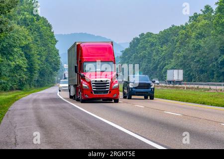 Prise de vue horizontale d'un semi-conducteur rouge sur l'Interstate avec espace de copie. Banque D'Images