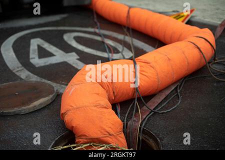 Réparation des égouts. Ouvrir la trappe. Travaux techniques. Accident souterrain. Percée de pipeline. Banque D'Images