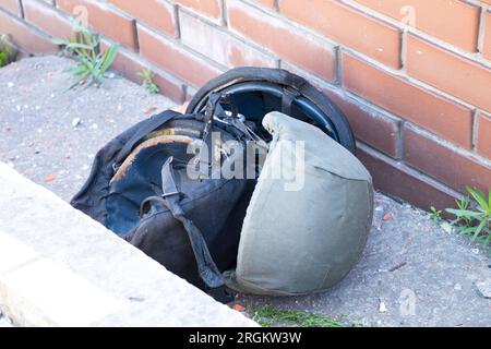 Trois casques blindés de l'armée se trouvent sur la route dans la rue pendant la journée dans la ville, un casque militaire utilisé en Ukraine Banque D'Images