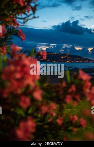 Belle scène de nuit sur la plage d'Alanya en Turquie Banque D'Images